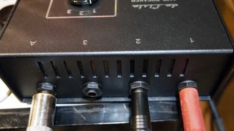 The de Lisle V1 switch allows me to run up to 3 separate amp heads – why do that?